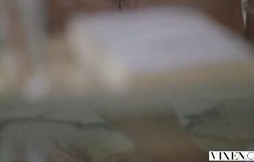 Mulher gostosa nua loira feliz dando