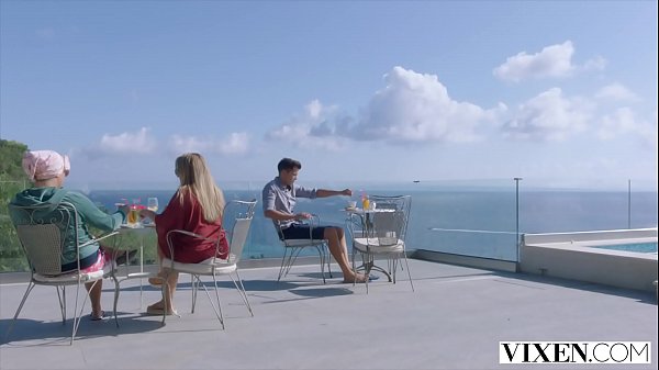 Sexo novinhas – Suruba gostosa com duas vadias na praia